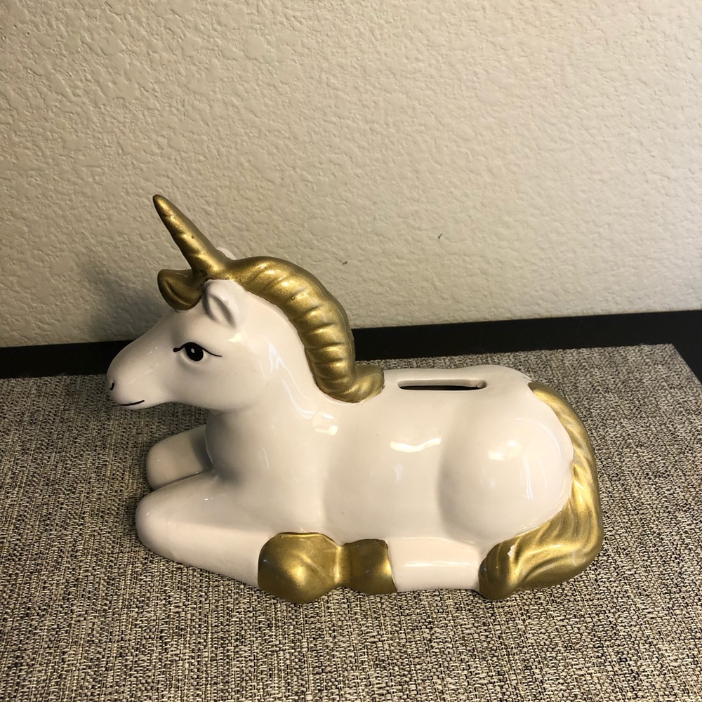 👇🏻$Reduced to lowest price.🤑💰 Lucky ceramic unicorn 🦄 in white and Gold